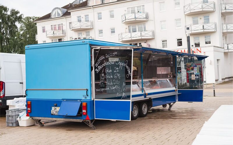 Der Marktwagen von Fischhandel Römer auf einem Wochenmarkt