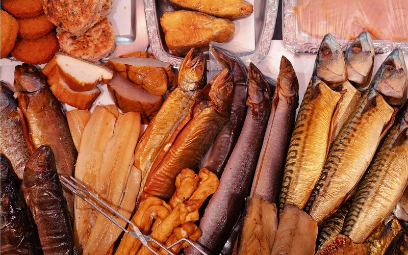 Auslage mit geräucherten Fischen: Makrelen, Schillerlocken und Räucherlachs