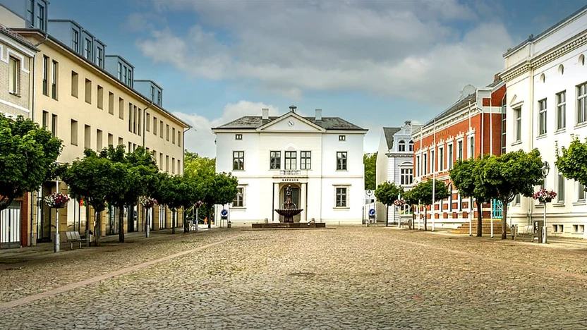 Marktplatz von Bad Oldesloe mit dem weißen Rathaus, Kastanienreihen und Kopfsteinpflaster